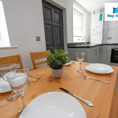 Apartment Five Bedroom Spacious Modern House By Keysleeps Short Lets District Workington