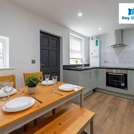 Five Bedroom Spacious Modern House By Keysleeps Short Lets District * 沃金顿