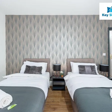 Five Bedroom Spacious Modern House By Keysleeps Short Lets District