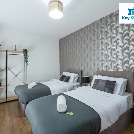 Five Bedroom Spacious Modern House By Keysleeps Short Lets District * 沃金顿