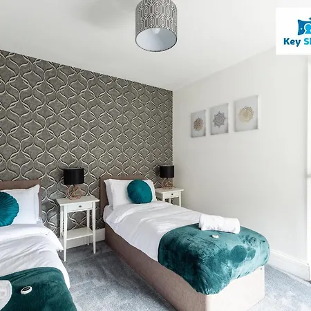 Five Bedroom Spacious Modern House By Keysleeps Short Lets District 沃金顿