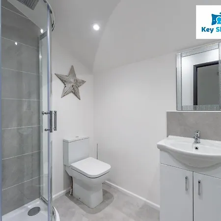 Five Bedroom Spacious Modern House By Keysleeps Short Lets District * Workington