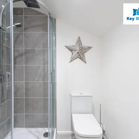 Apartment Five Bedroom Spacious Modern House By Keysleeps Short Lets District *