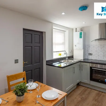 Five Bedroom Spacious Modern House By Keysleeps Short Lets District