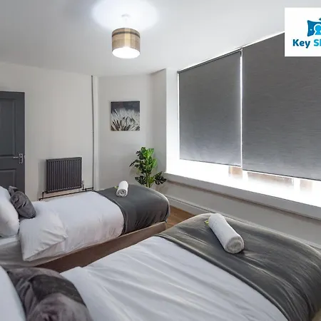 Five Bedroom Spacious Modern House By Keysleeps Short Lets District 公寓