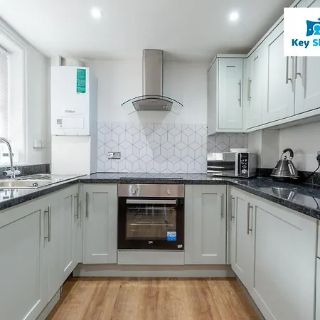Apartment Five Bedroom Spacious Modern House By Keysleeps Short Lets District *