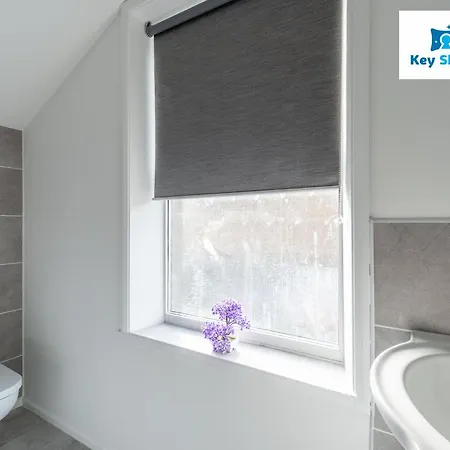 Apartment Five Bedroom Spacious Modern House By Keysleeps Short Lets District *