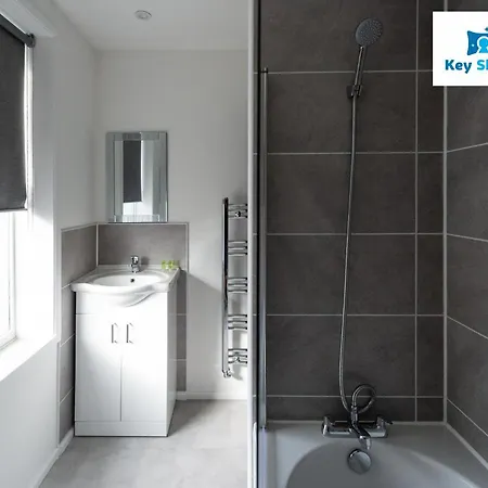 Five Bedroom Spacious Modern House By Keysleeps Short Lets District