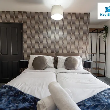 Five Bedroom Spacious Modern House By Keysleeps Short Lets District * 沃金顿