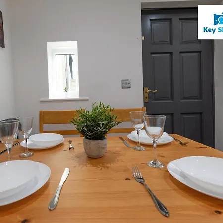 Five Bedroom Spacious Modern House By Keysleeps Short Lets District Lägenhet Workington