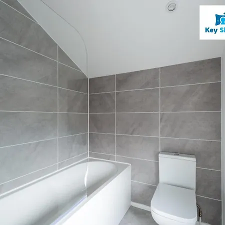 Five Bedroom Spacious Modern House By Keysleeps Short Lets District Workington