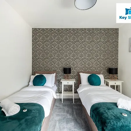 Five Bedroom Spacious Modern House By Keysleeps Short Lets District Lägenhet Workington